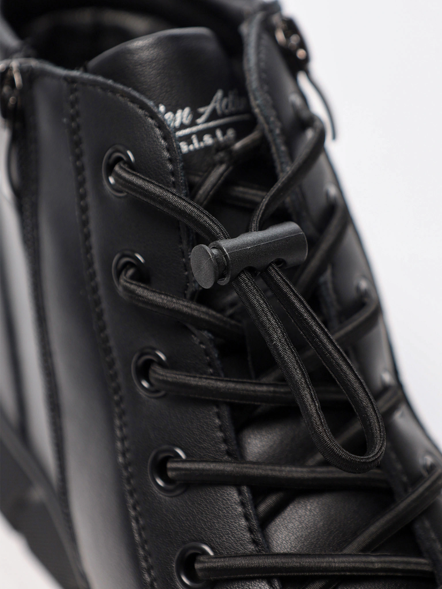 Ботинки черного цвета на средней платформе